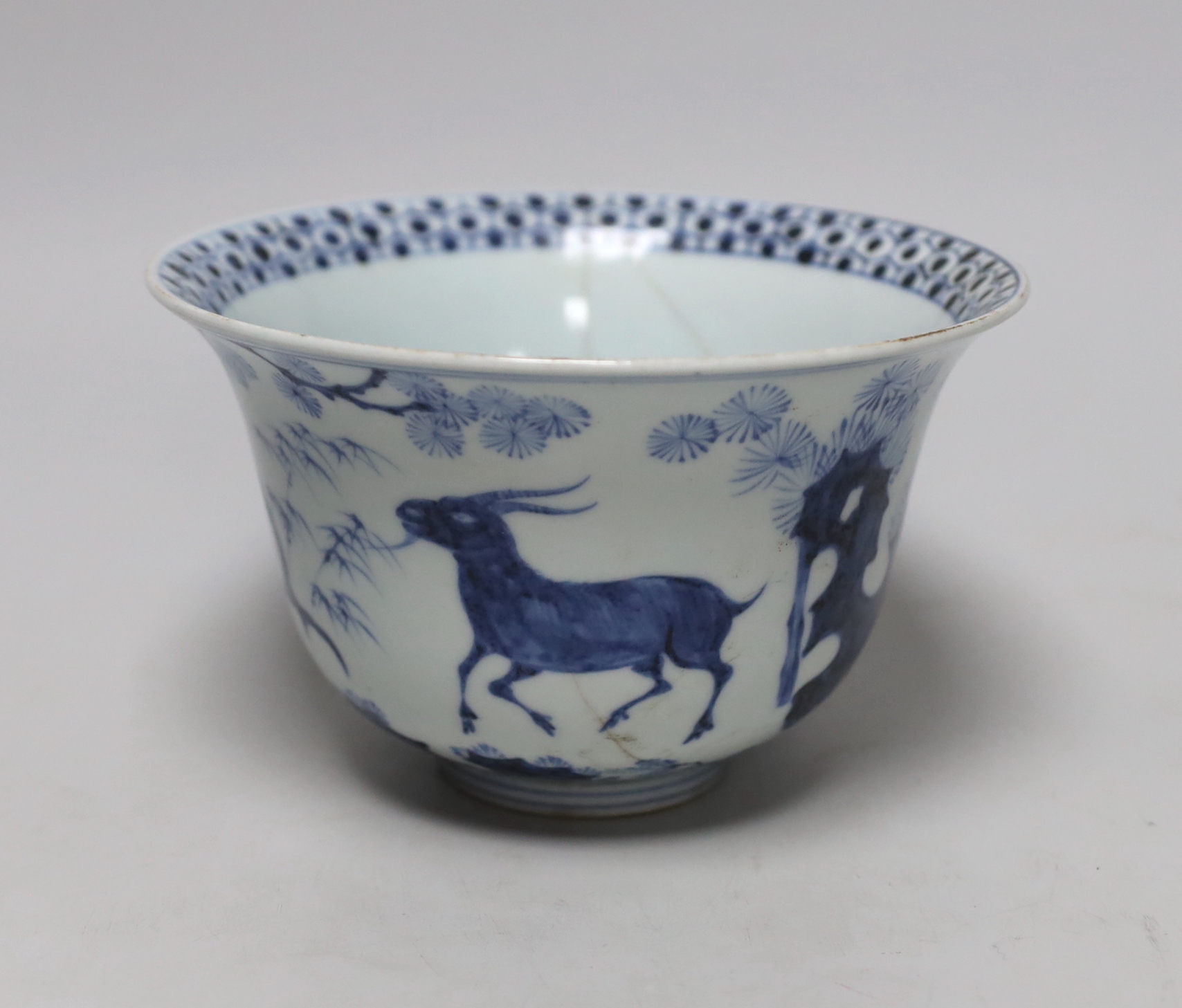A Chinese blue and white footed bowl, decorated with animals in a landscape, 17cm in diameter